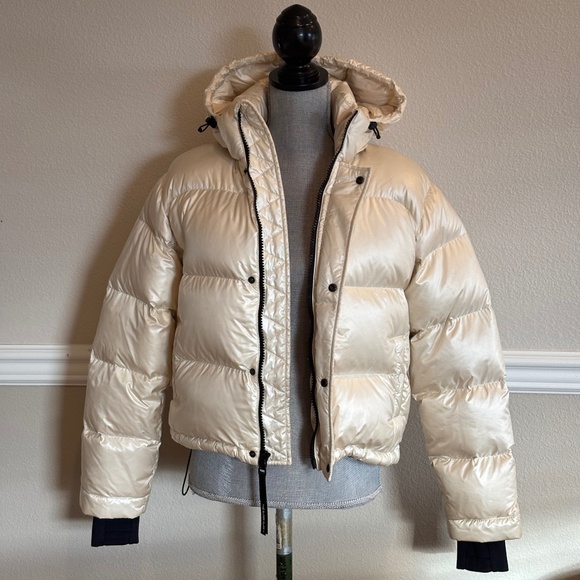 TNA Aritzia The Super Puff Shorty - Size XS - Picture 2 of 11